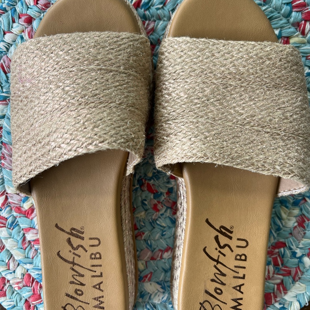 New never worn size 10 Blowfish Women's Tan Slide Sandals